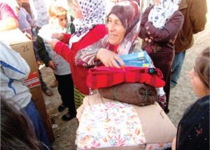 2012 | Syria - Woman receiving supplies