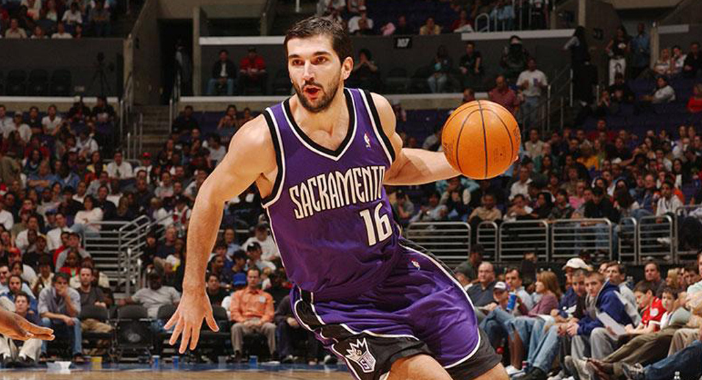 Former NBA star Peja Stojaković and 5-star son Andrej get shots up in  Matthew Knight Arena : r/ducks